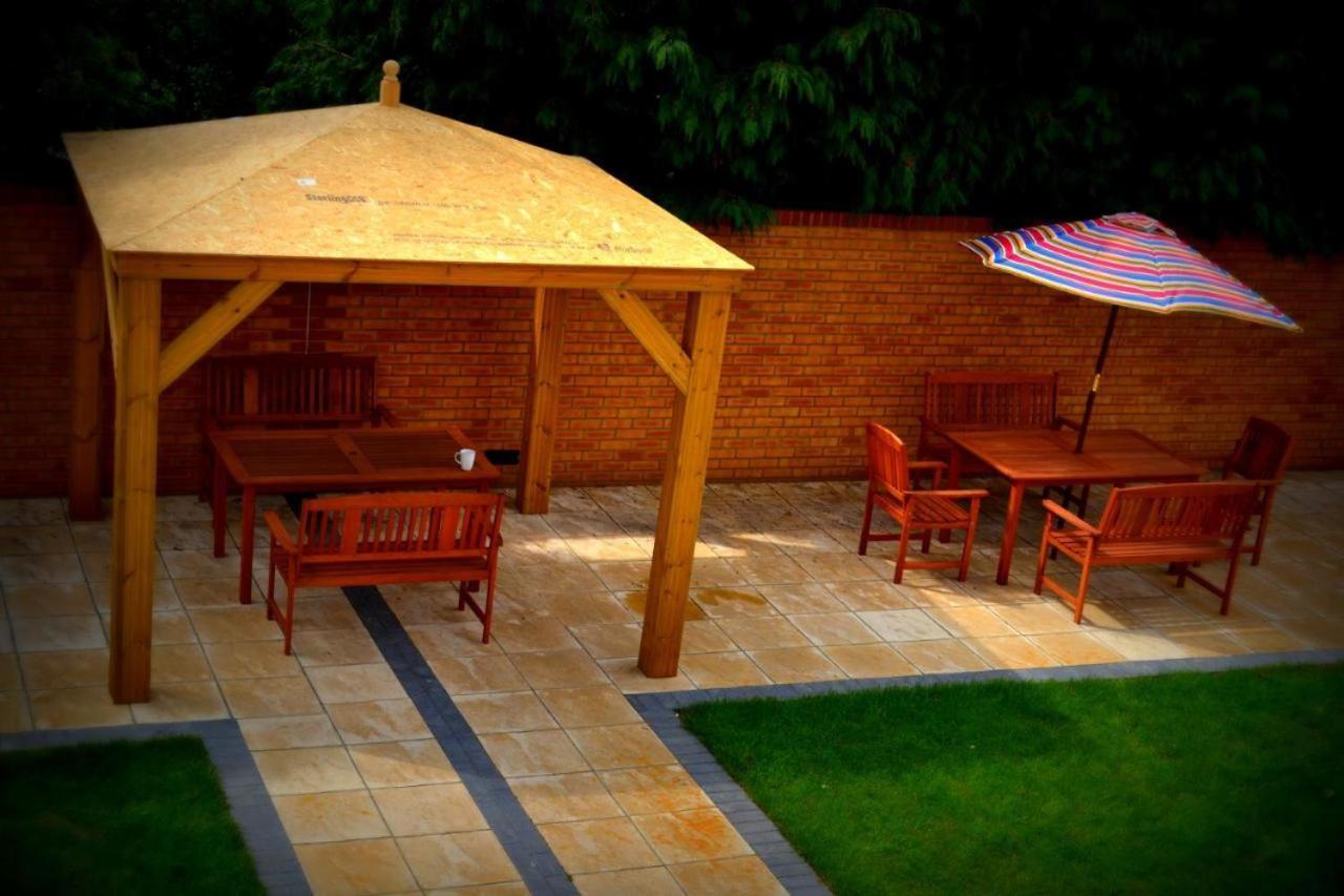 Heathrow Travellers Hub Bed and Breakfast Hounslow Eksteriør billede