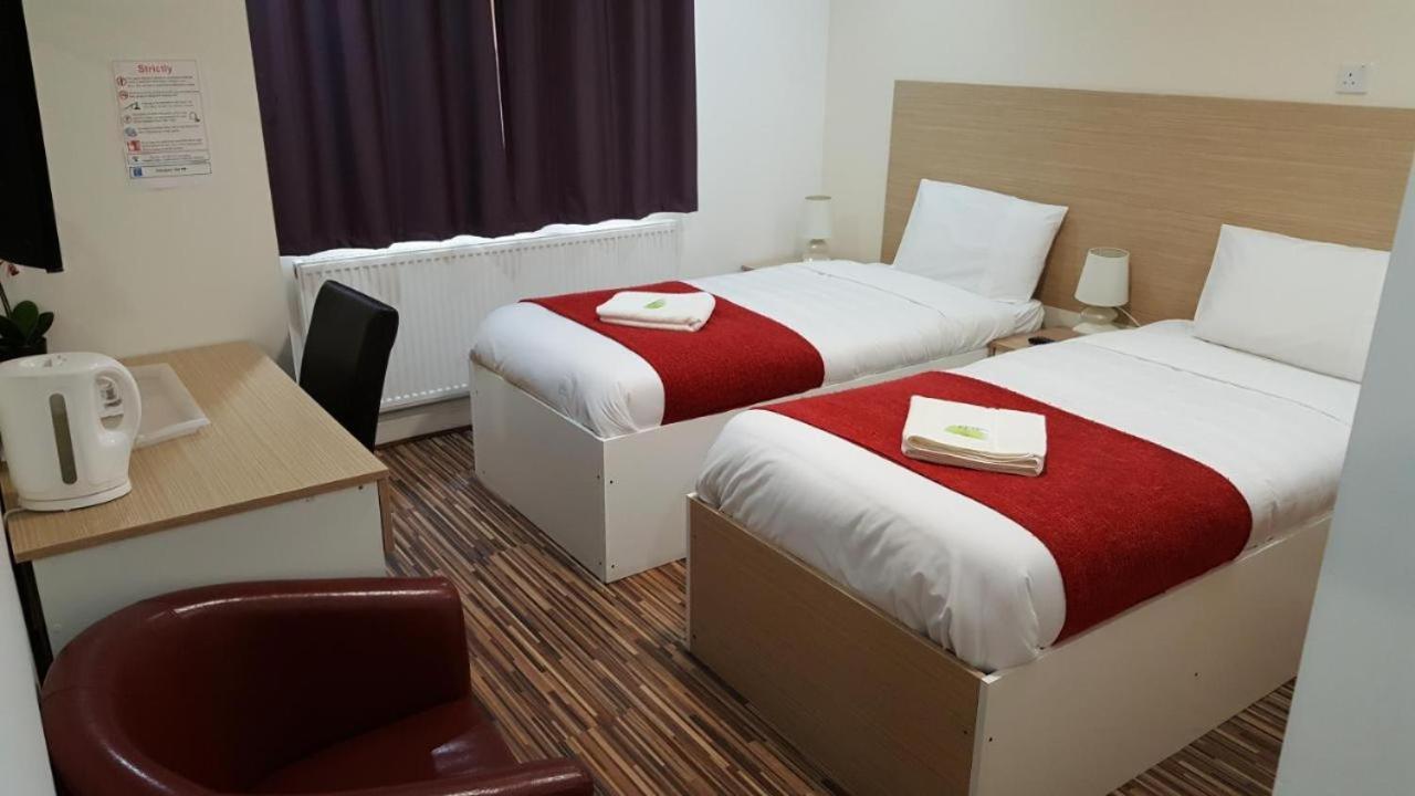 Heathrow Travellers Hub Bed and Breakfast Hounslow Eksteriør billede