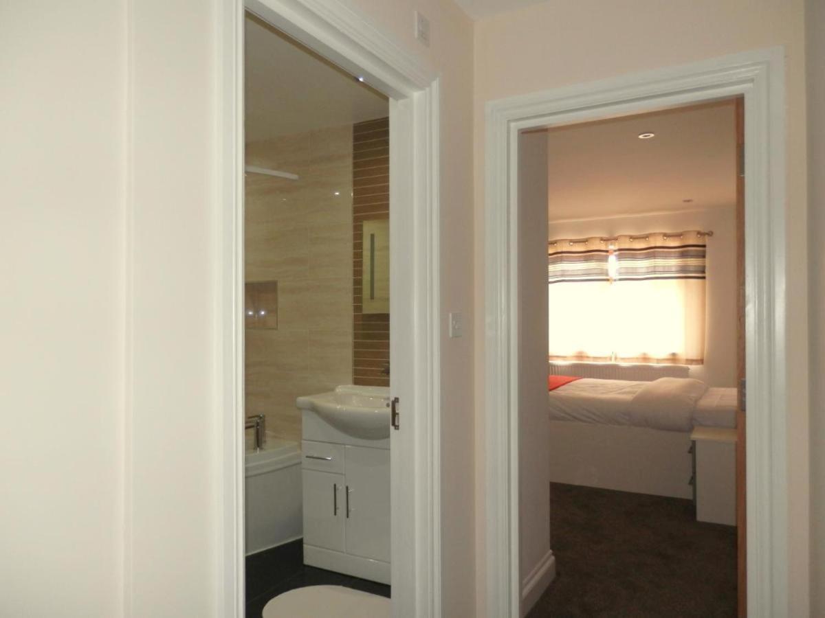 Heathrow Travellers Hub Bed and Breakfast Hounslow Eksteriør billede