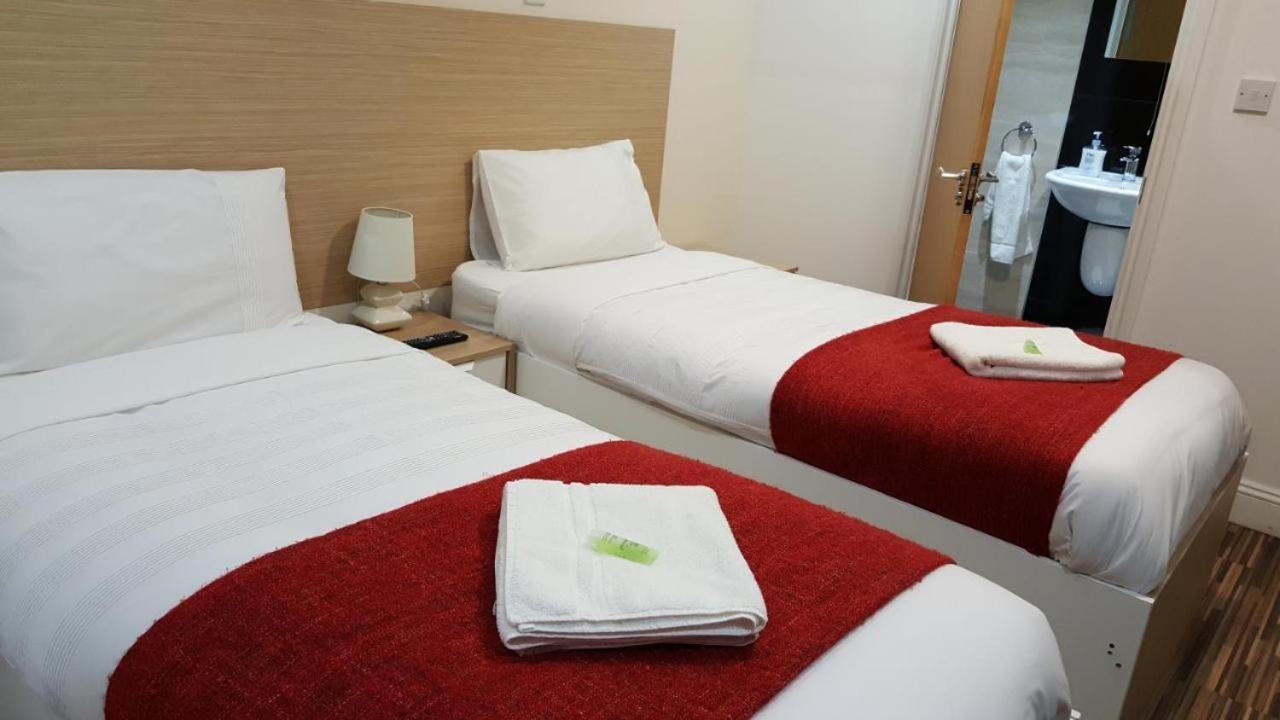 Heathrow Travellers Hub Bed and Breakfast Hounslow Eksteriør billede