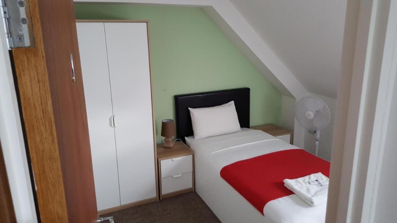 Heathrow Travellers Hub Bed and Breakfast Hounslow Eksteriør billede