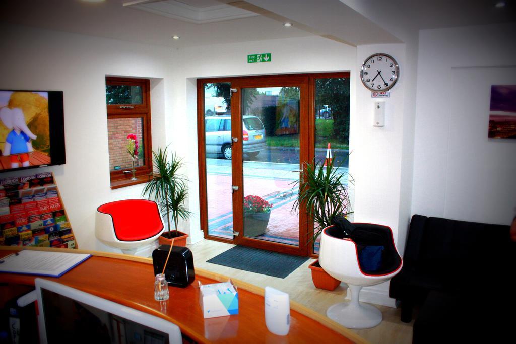 Heathrow Travellers Hub Bed and Breakfast Hounslow Eksteriør billede