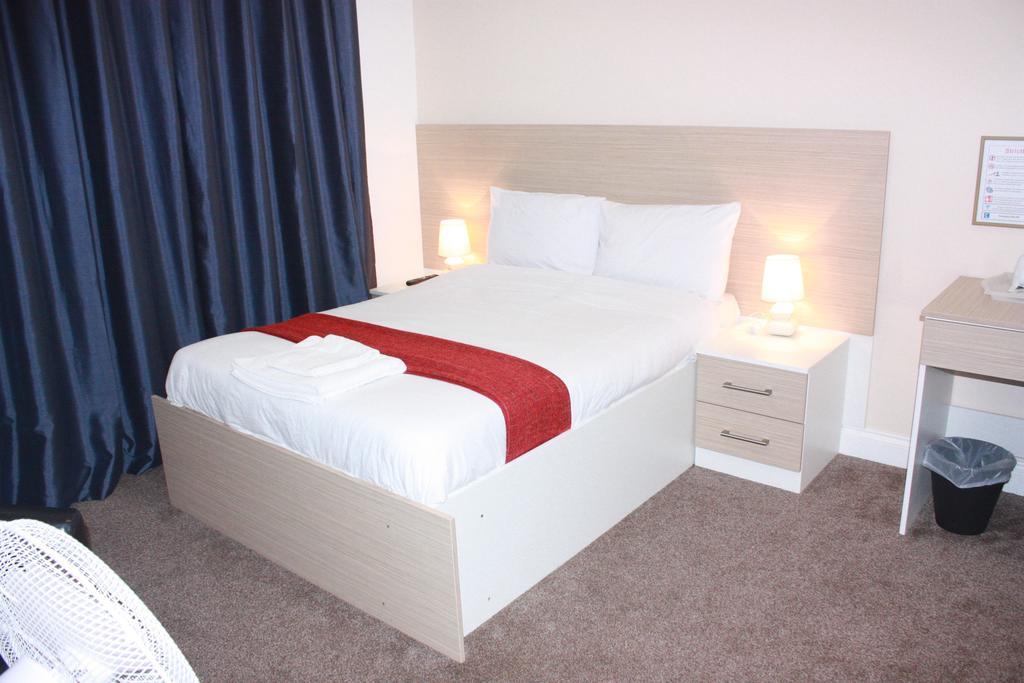 Heathrow Travellers Hub Bed and Breakfast Hounslow Eksteriør billede