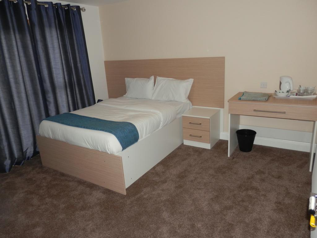 Heathrow Travellers Hub Bed and Breakfast Hounslow Eksteriør billede