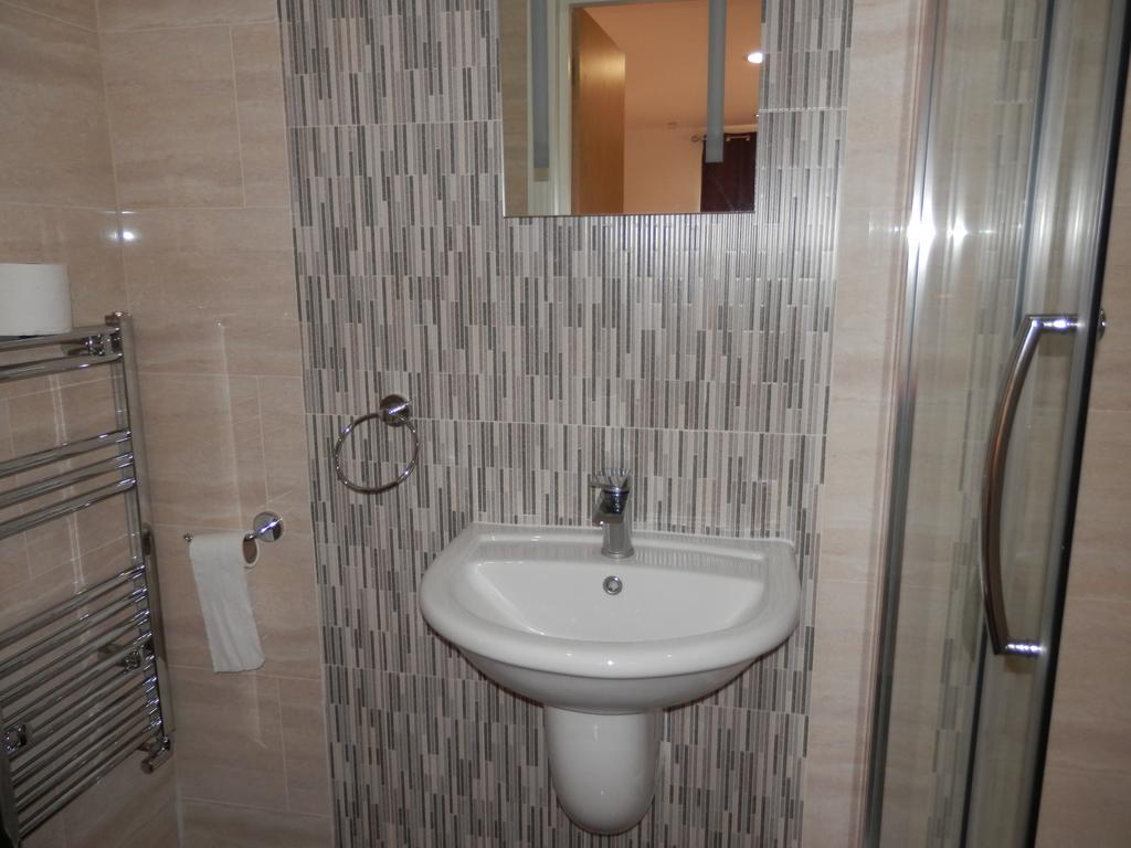 Heathrow Travellers Hub Bed and Breakfast Hounslow Eksteriør billede
