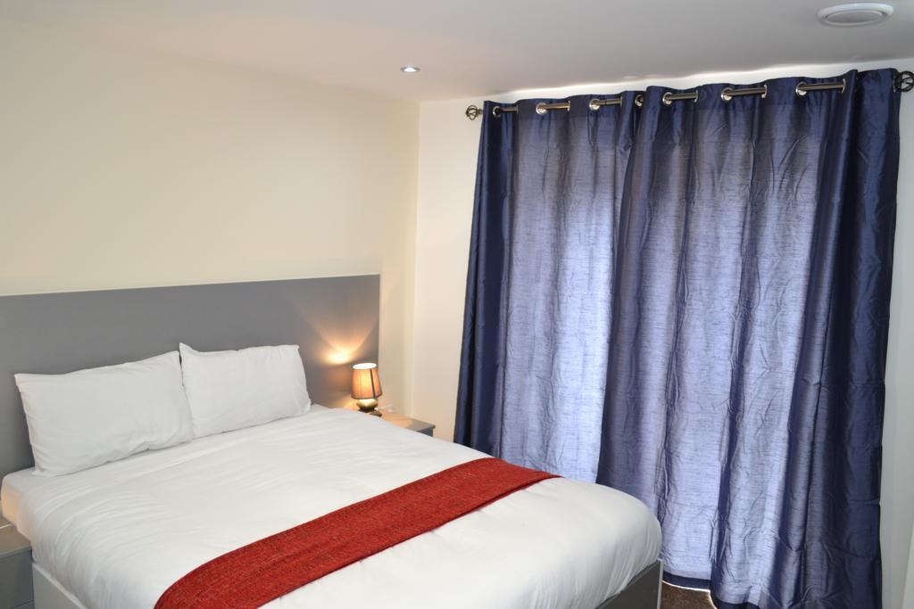 Heathrow Travellers Hub Bed and Breakfast Hounslow Eksteriør billede