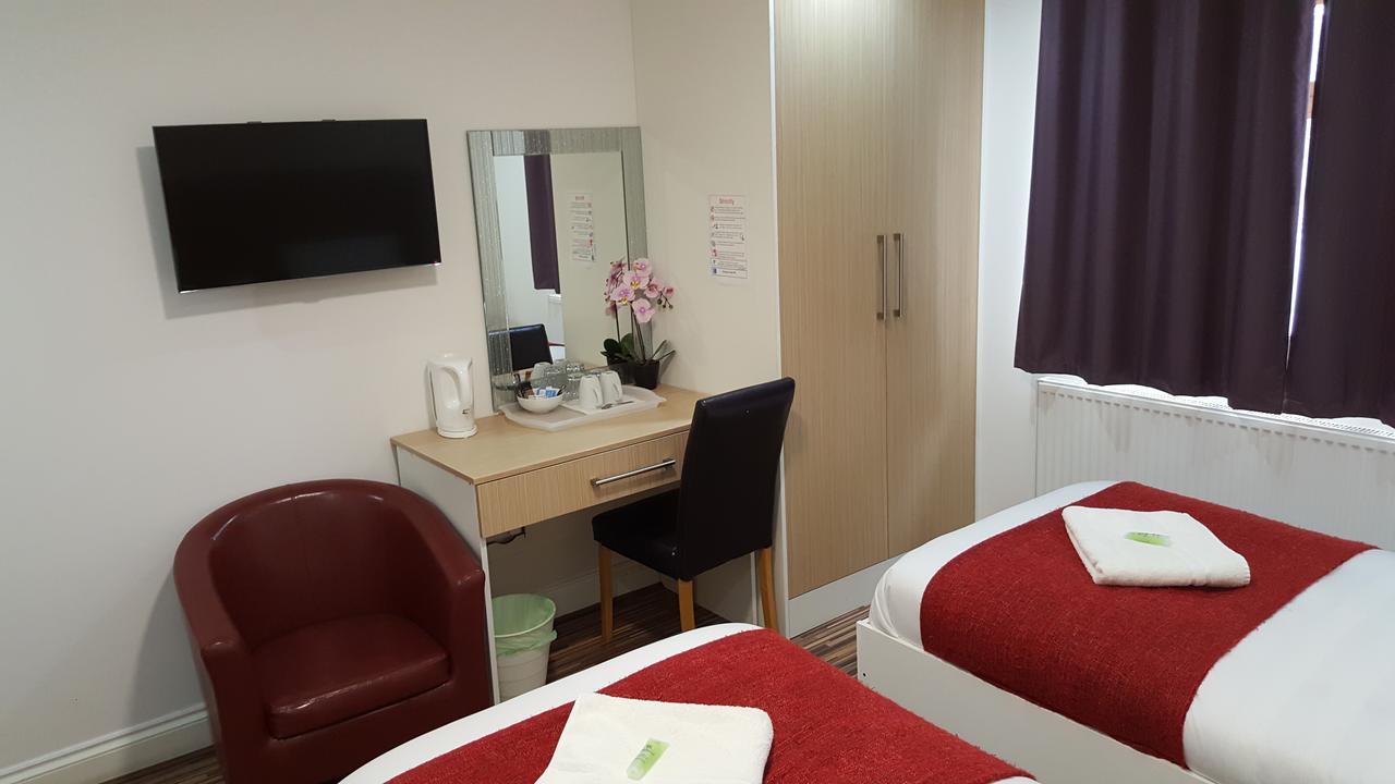 Heathrow Travellers Hub Bed and Breakfast Hounslow Eksteriør billede