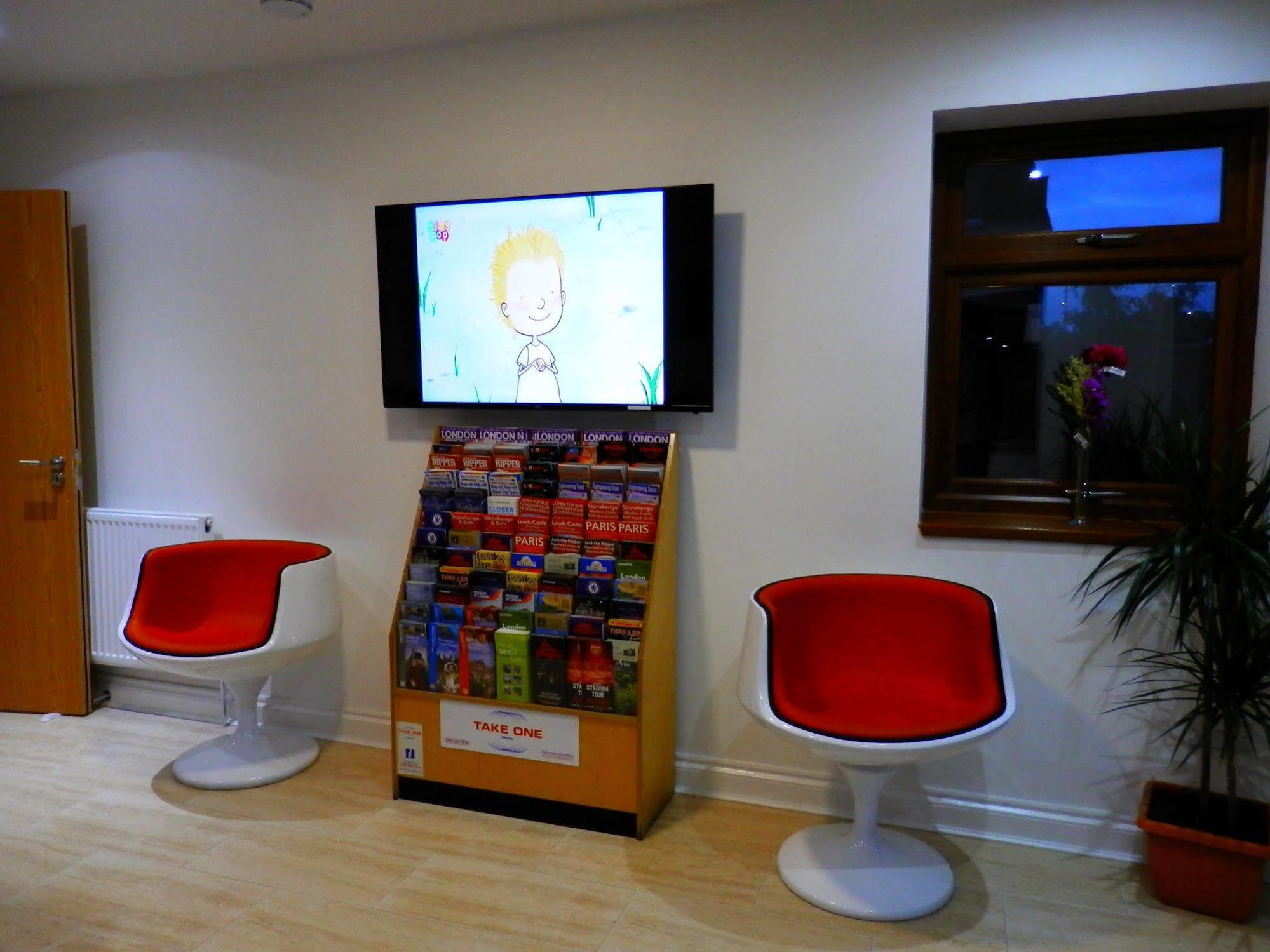 Heathrow Travellers Hub Bed and Breakfast Hounslow Eksteriør billede