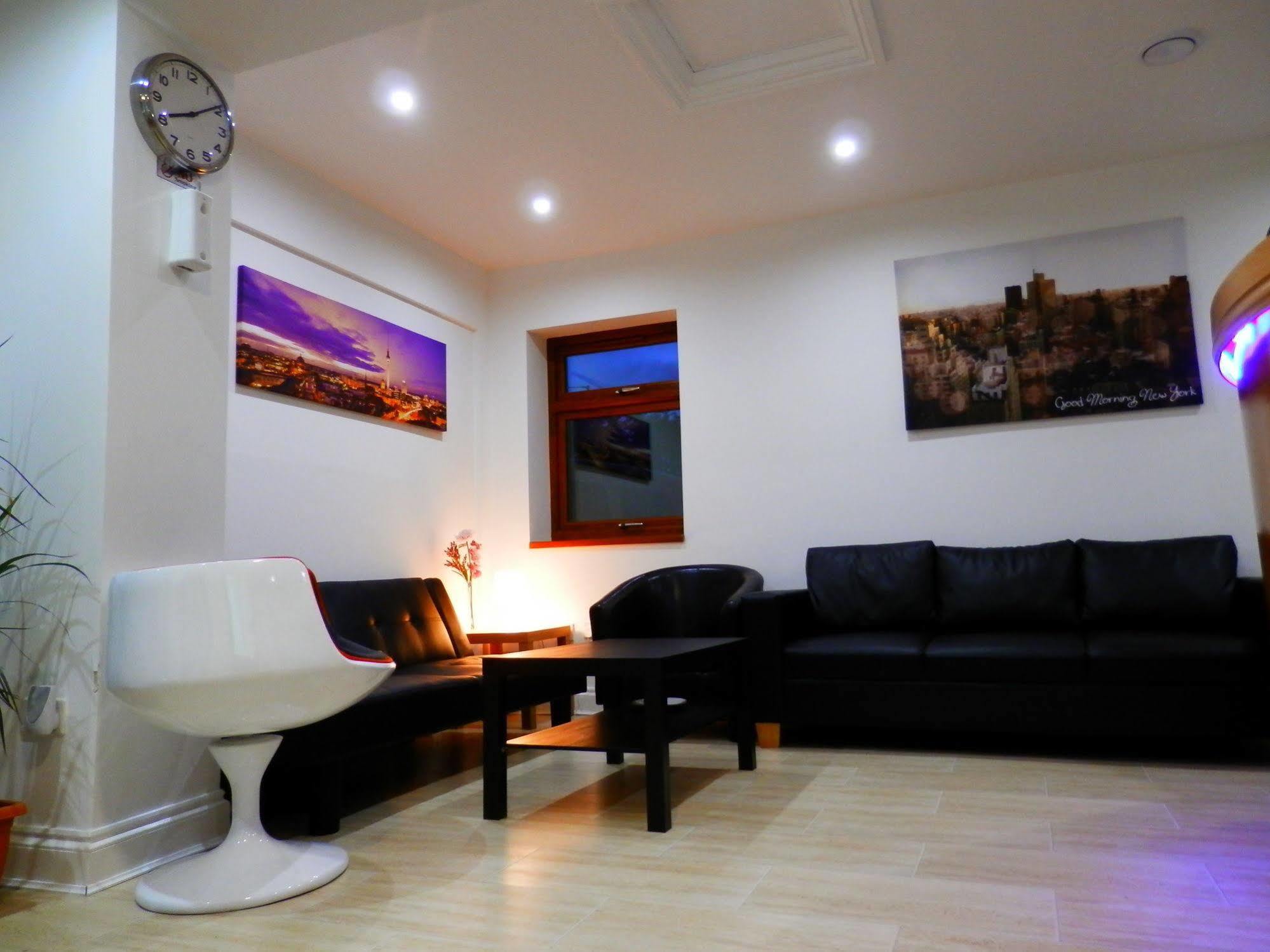 Heathrow Travellers Hub Bed and Breakfast Hounslow Eksteriør billede