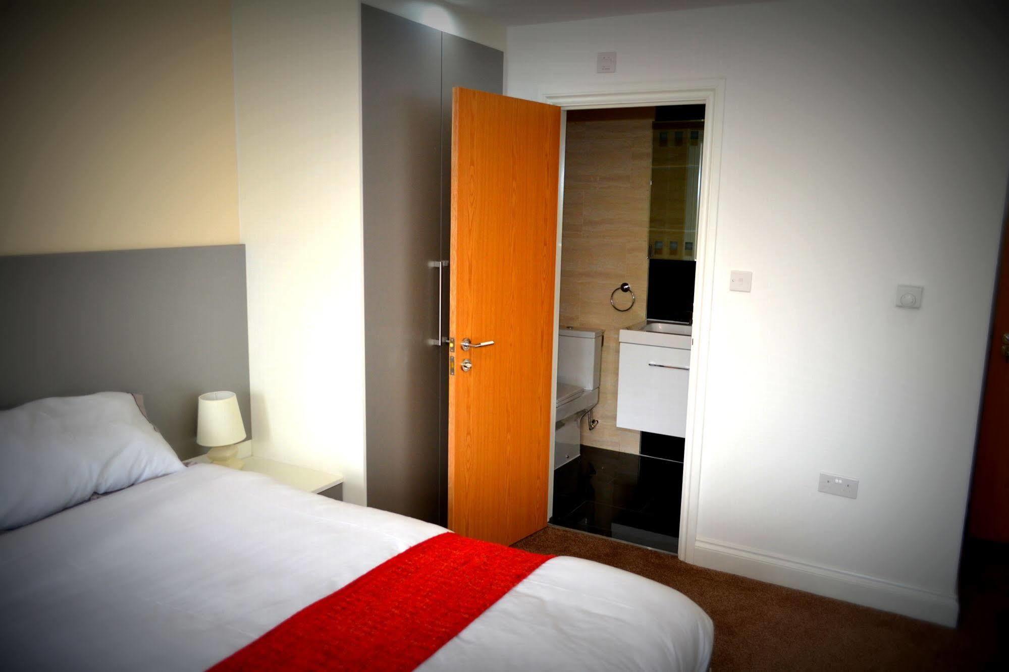 Heathrow Travellers Hub Bed and Breakfast Hounslow Eksteriør billede