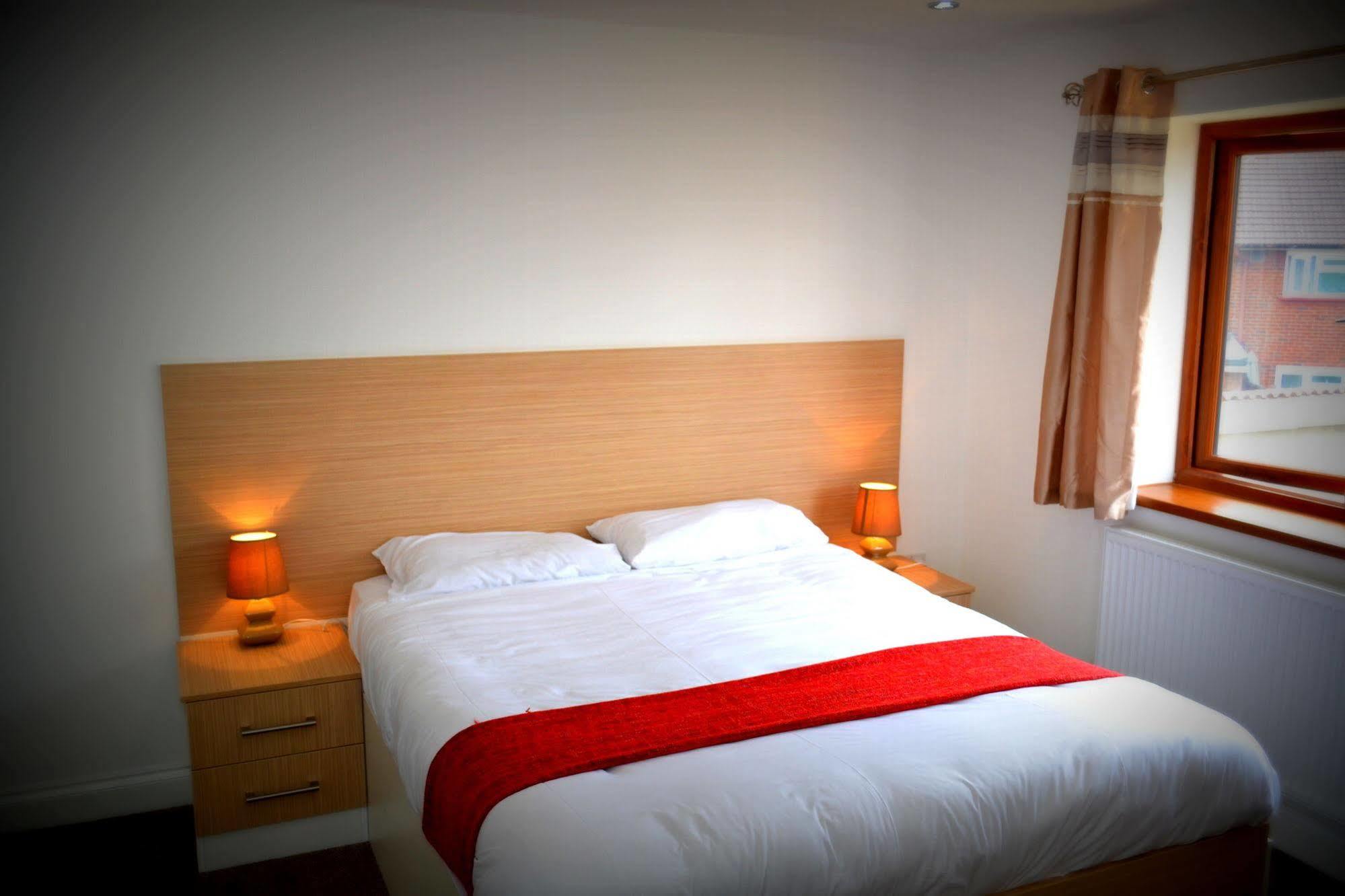 Heathrow Travellers Hub Bed and Breakfast Hounslow Eksteriør billede