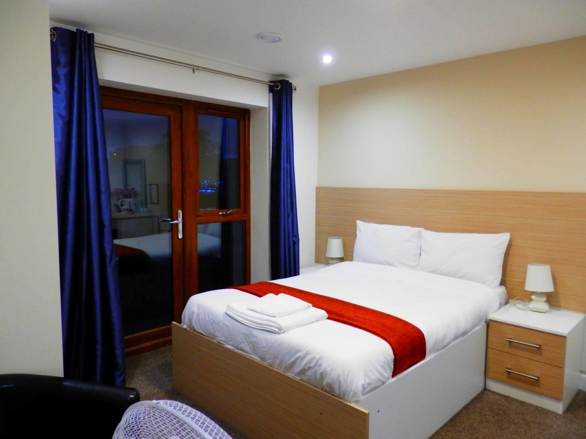 Heathrow Travellers Hub Bed and Breakfast Hounslow Eksteriør billede