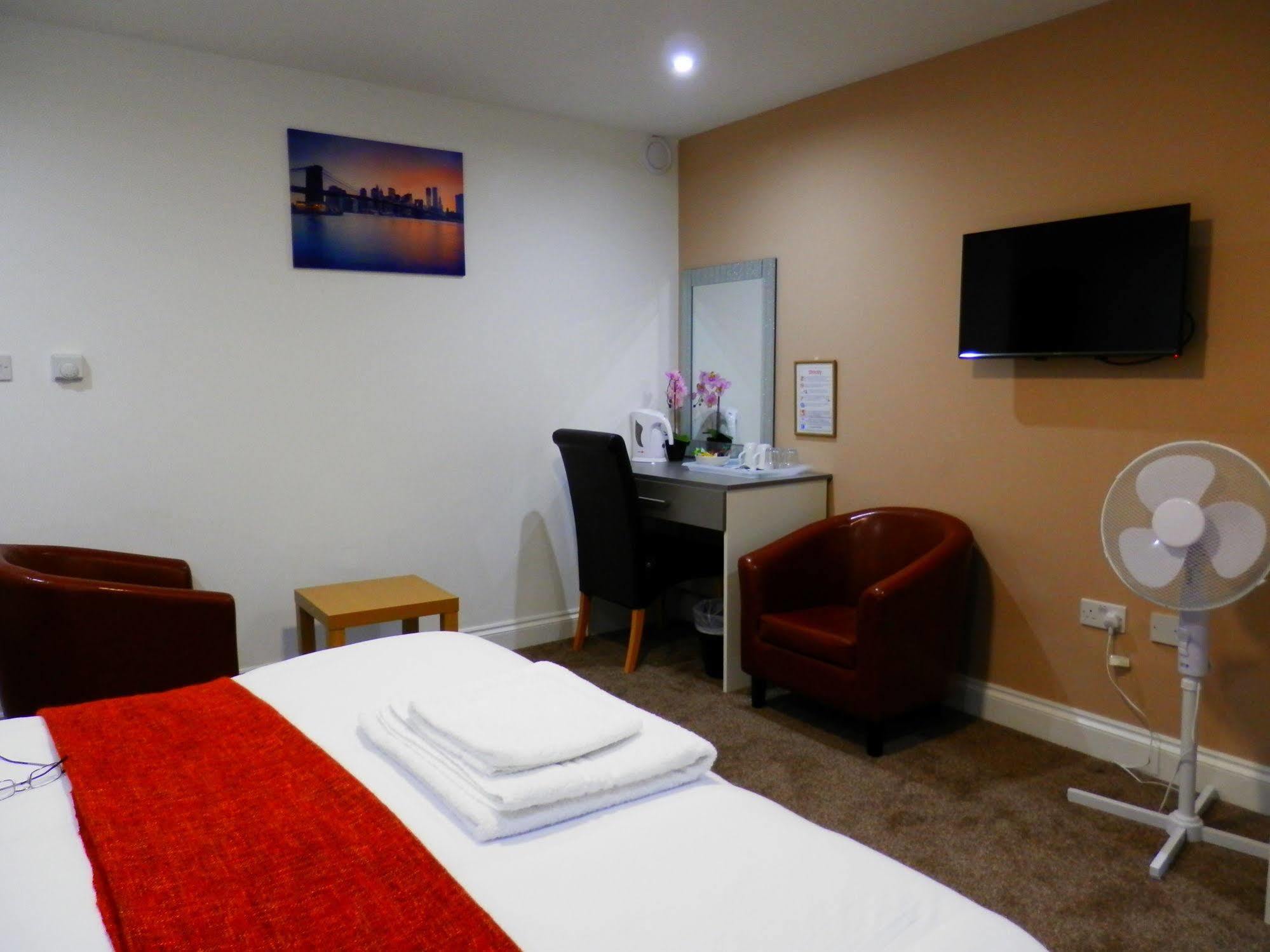 Heathrow Travellers Hub Bed and Breakfast Hounslow Eksteriør billede