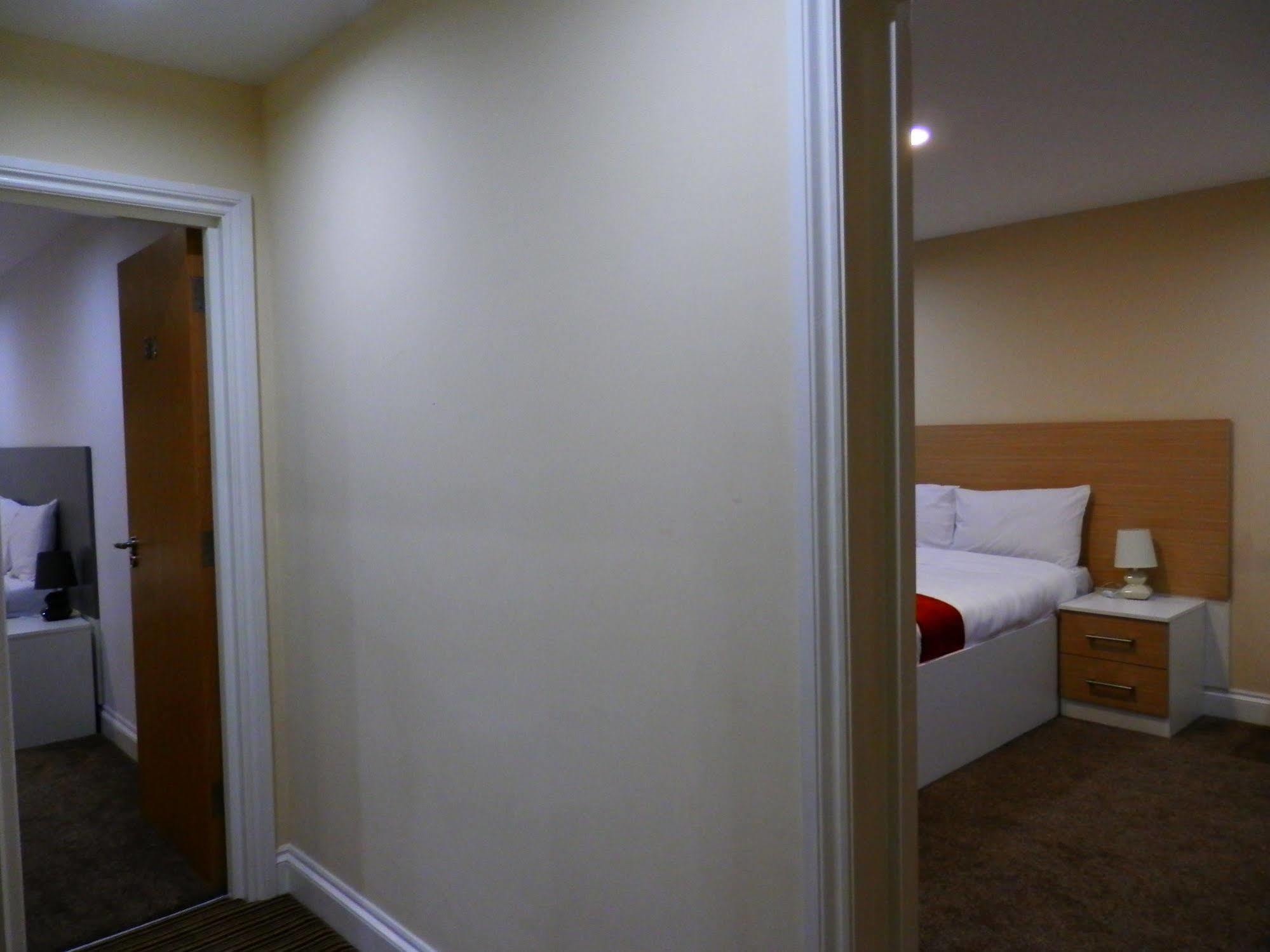 Heathrow Travellers Hub Bed and Breakfast Hounslow Eksteriør billede