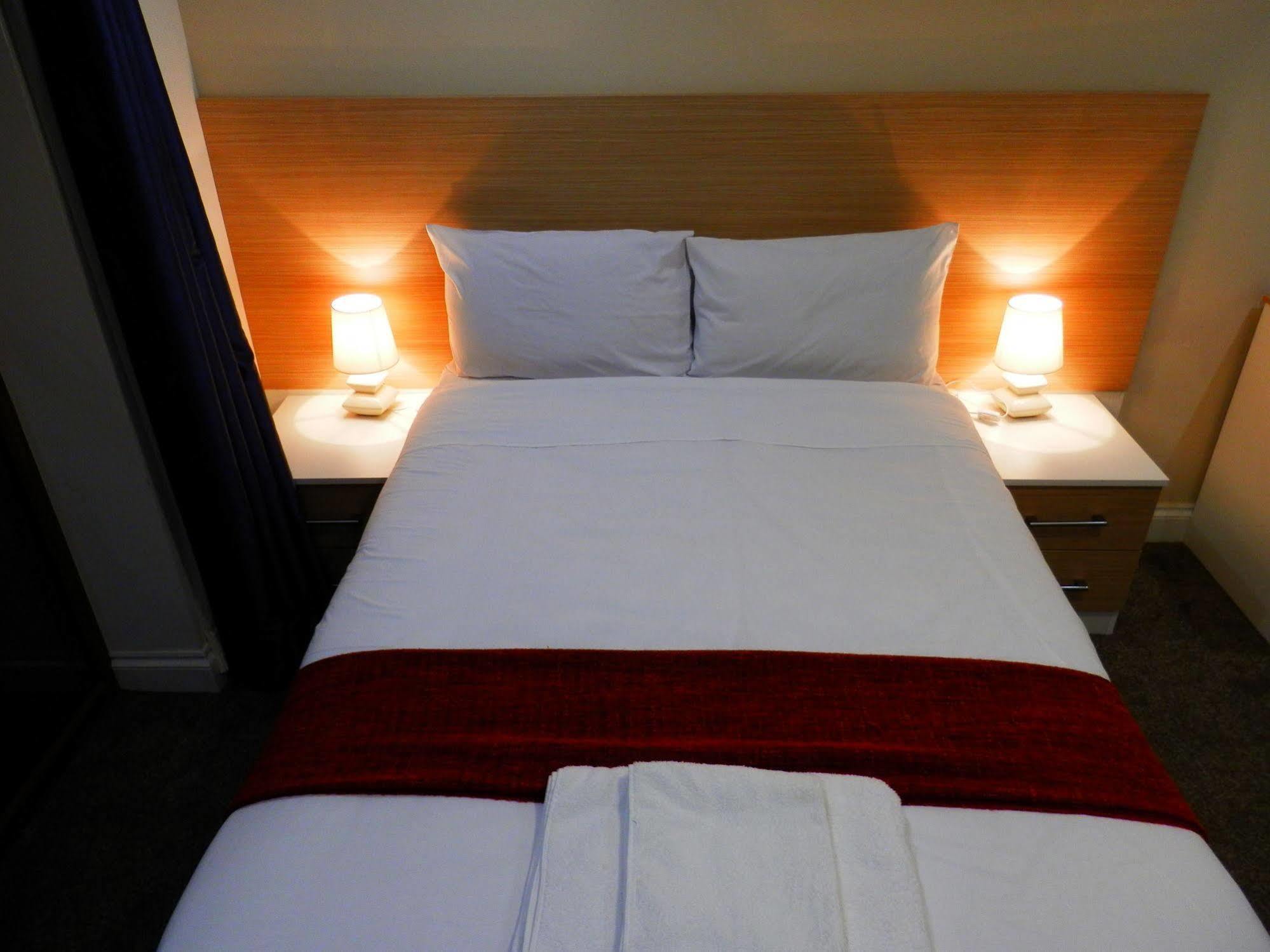 Heathrow Travellers Hub Bed and Breakfast Hounslow Eksteriør billede