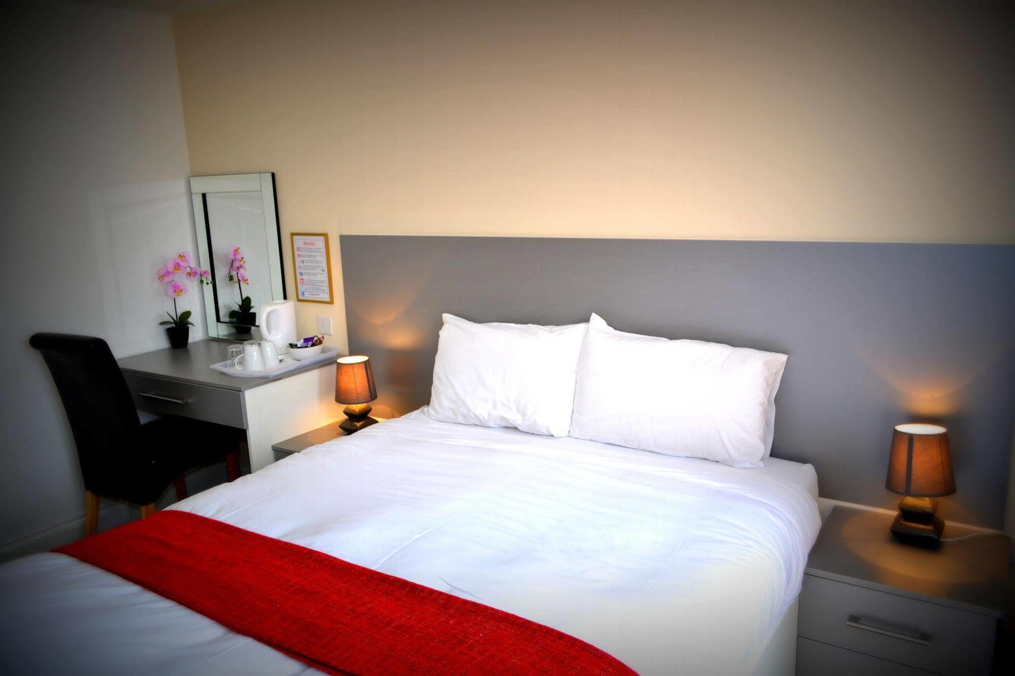Heathrow Travellers Hub Bed and Breakfast Hounslow Eksteriør billede