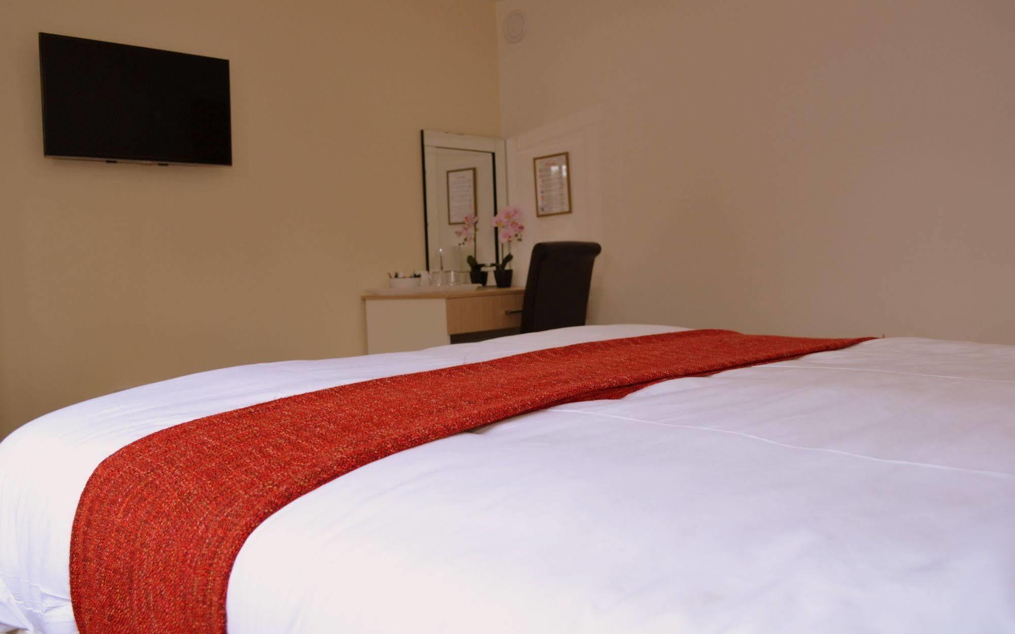 Heathrow Travellers Hub Bed and Breakfast Hounslow Eksteriør billede
