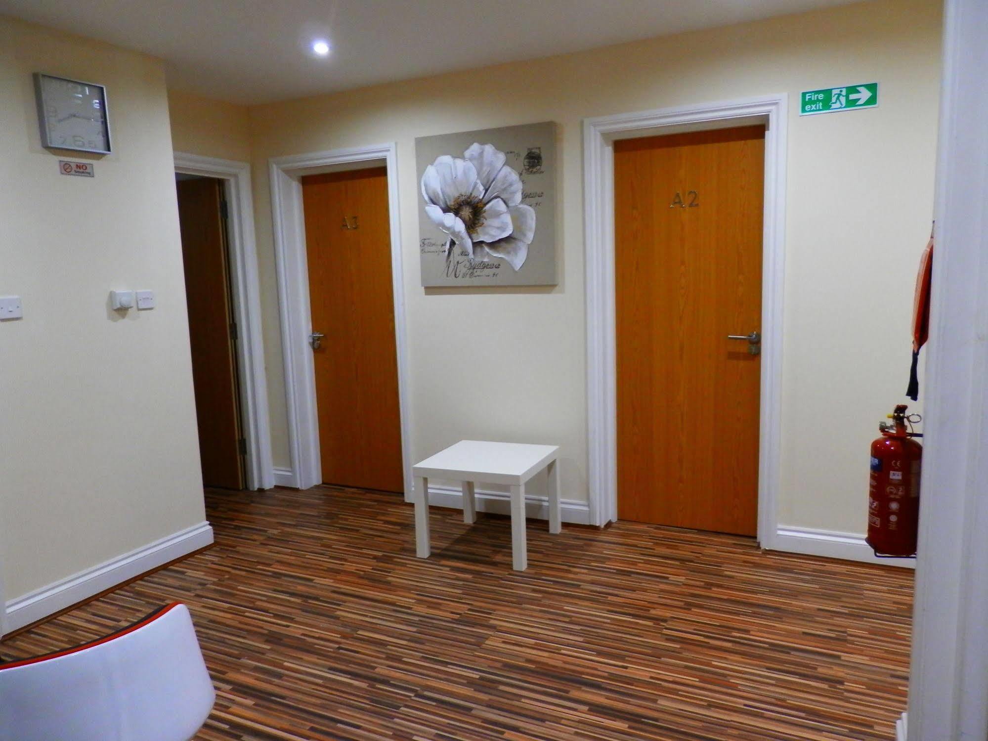 Heathrow Travellers Hub Bed and Breakfast Hounslow Eksteriør billede